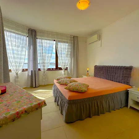 Marina Breeze - Firstline & Seaview شقة نيسيبار