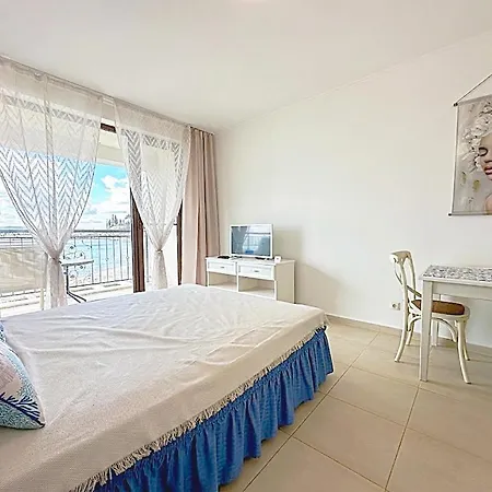 Marina Breeze - Firstline & Seaview شقة نيسيبار